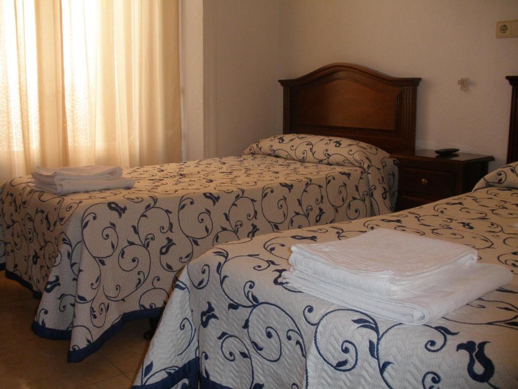 Hostal Condestable Madrid Room photo
