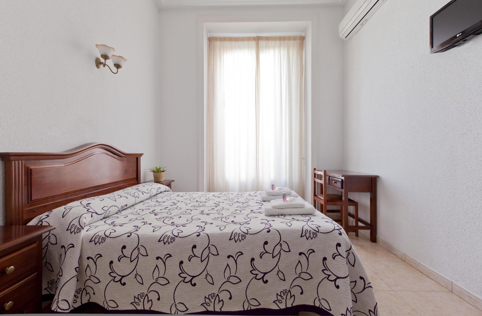 Hostal Condestable Madrid Exterior photo