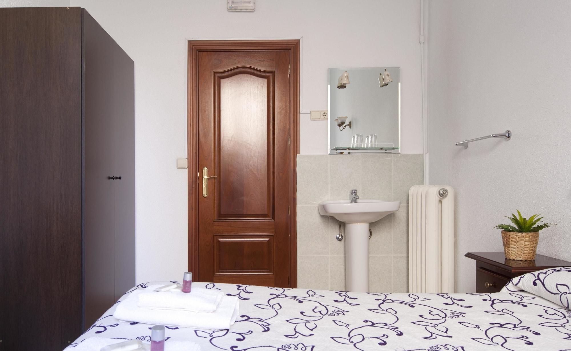 Hostal Condestable Madrid Exterior photo