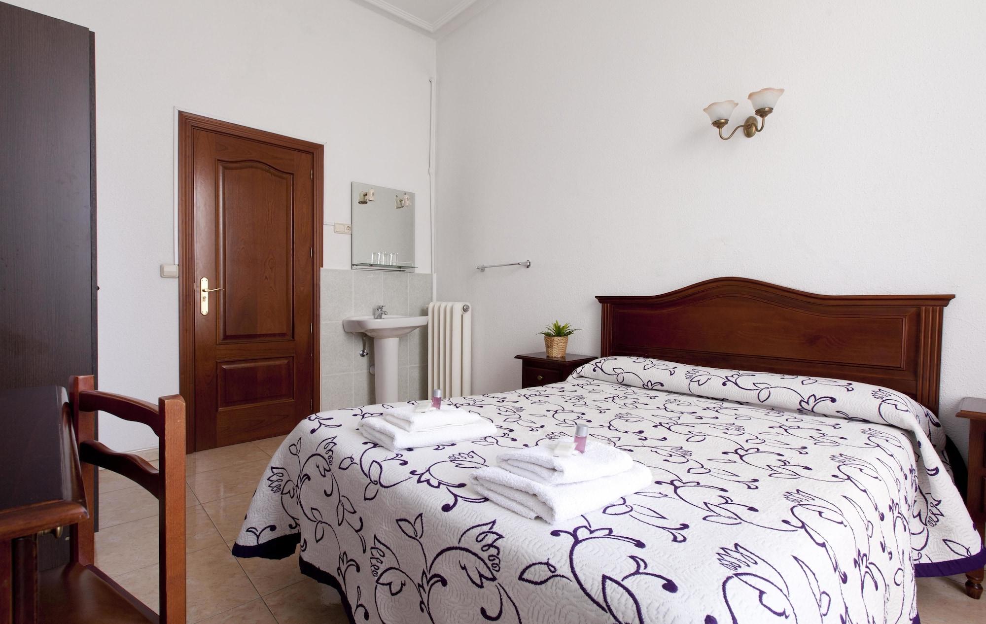 Hostal Condestable Madrid Exterior photo