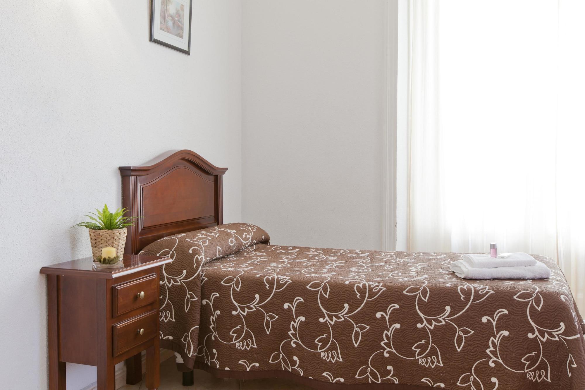 Hostal Condestable Madrid Exterior photo