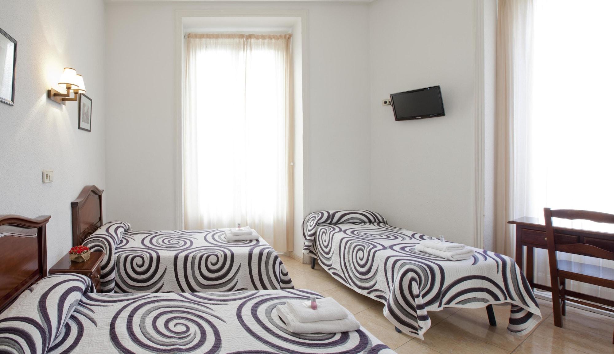 Hostal Condestable Madrid Exterior photo