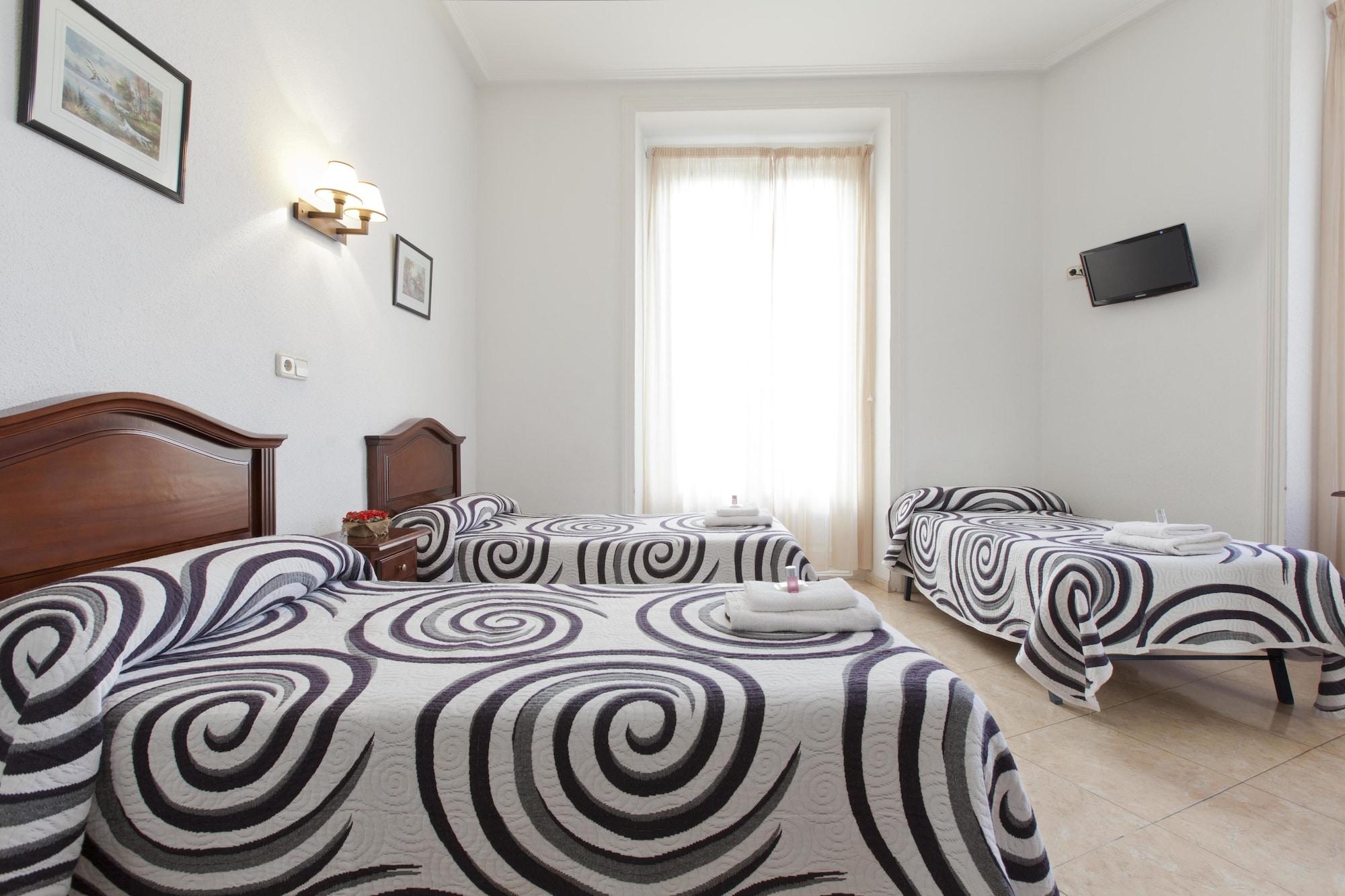 Hostal Condestable Madrid Exterior photo
