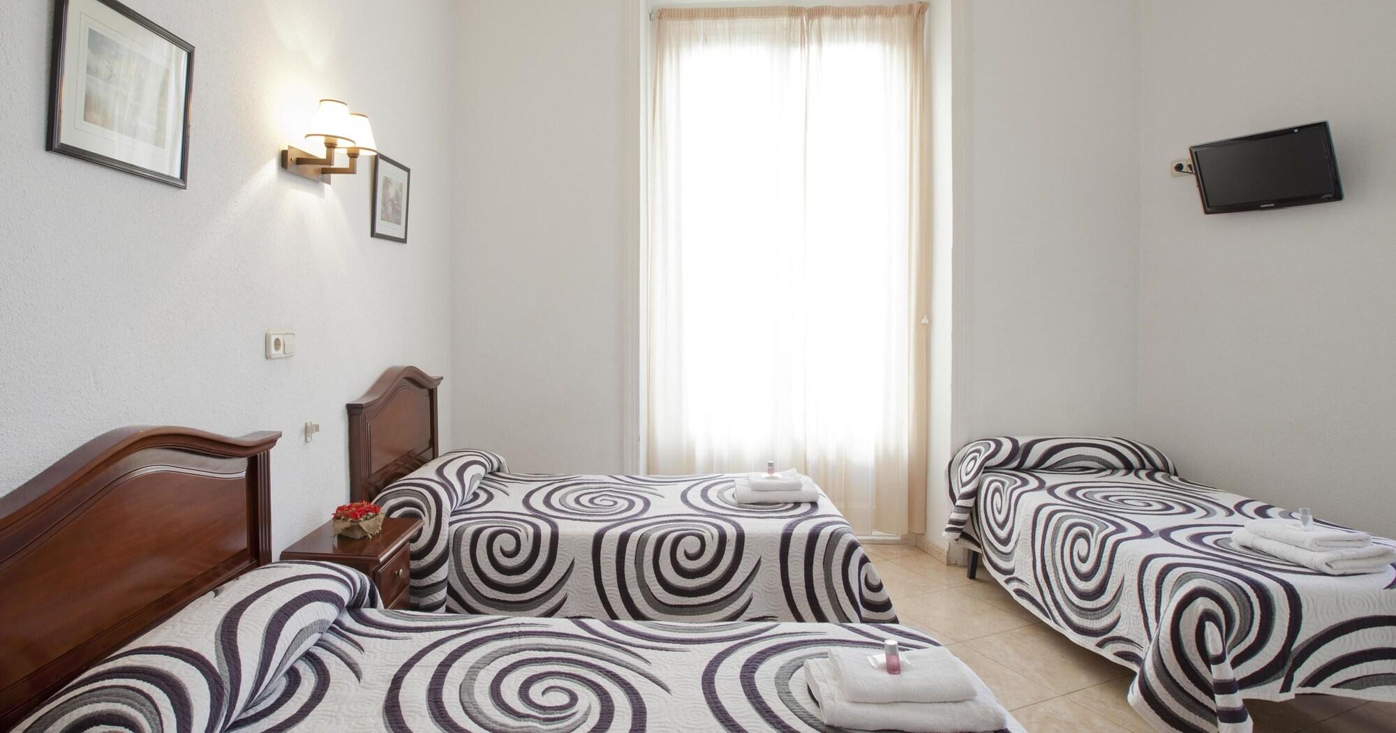 Hostal Condestable Madrid Exterior photo