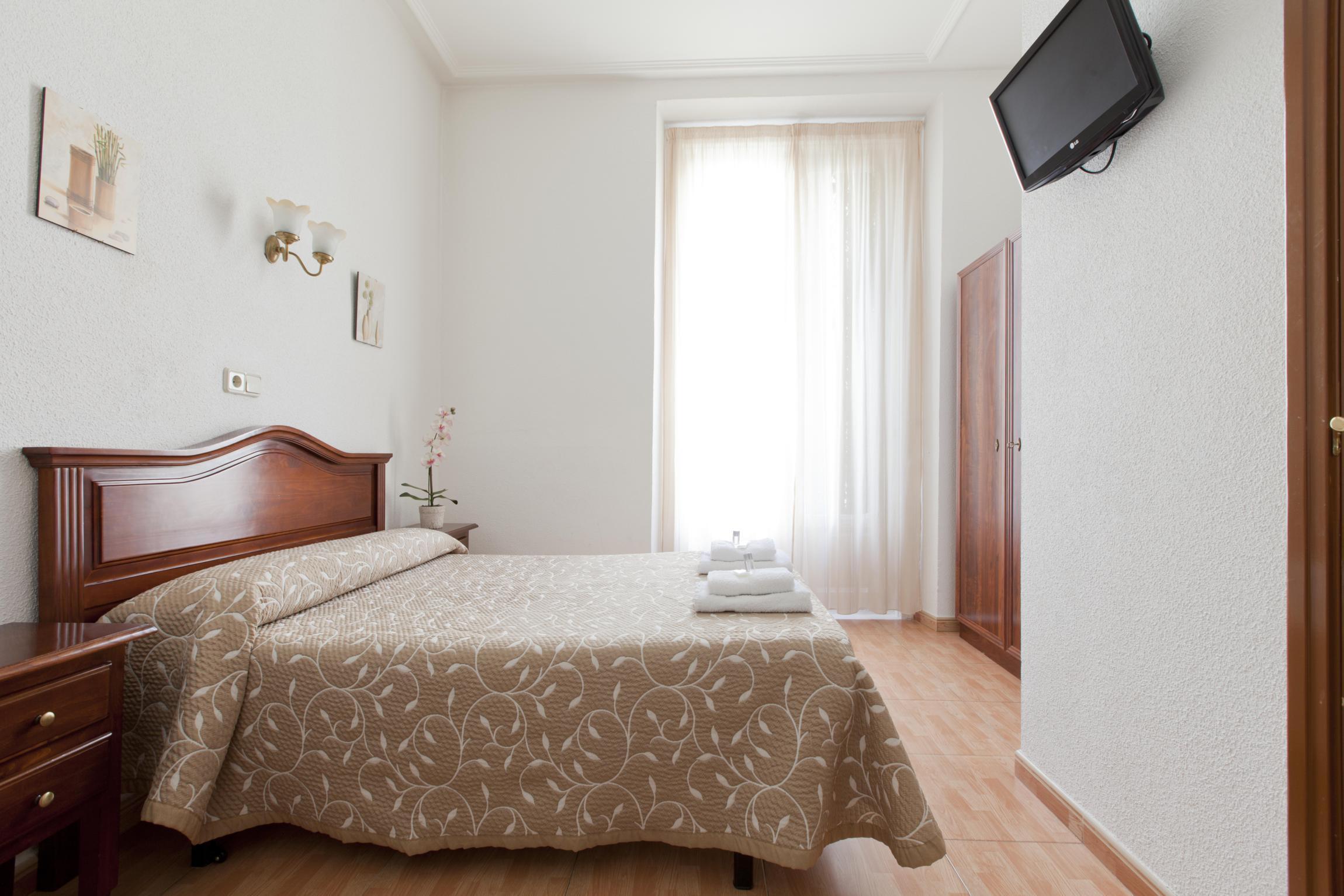 Hostal Condestable Madrid Exterior photo