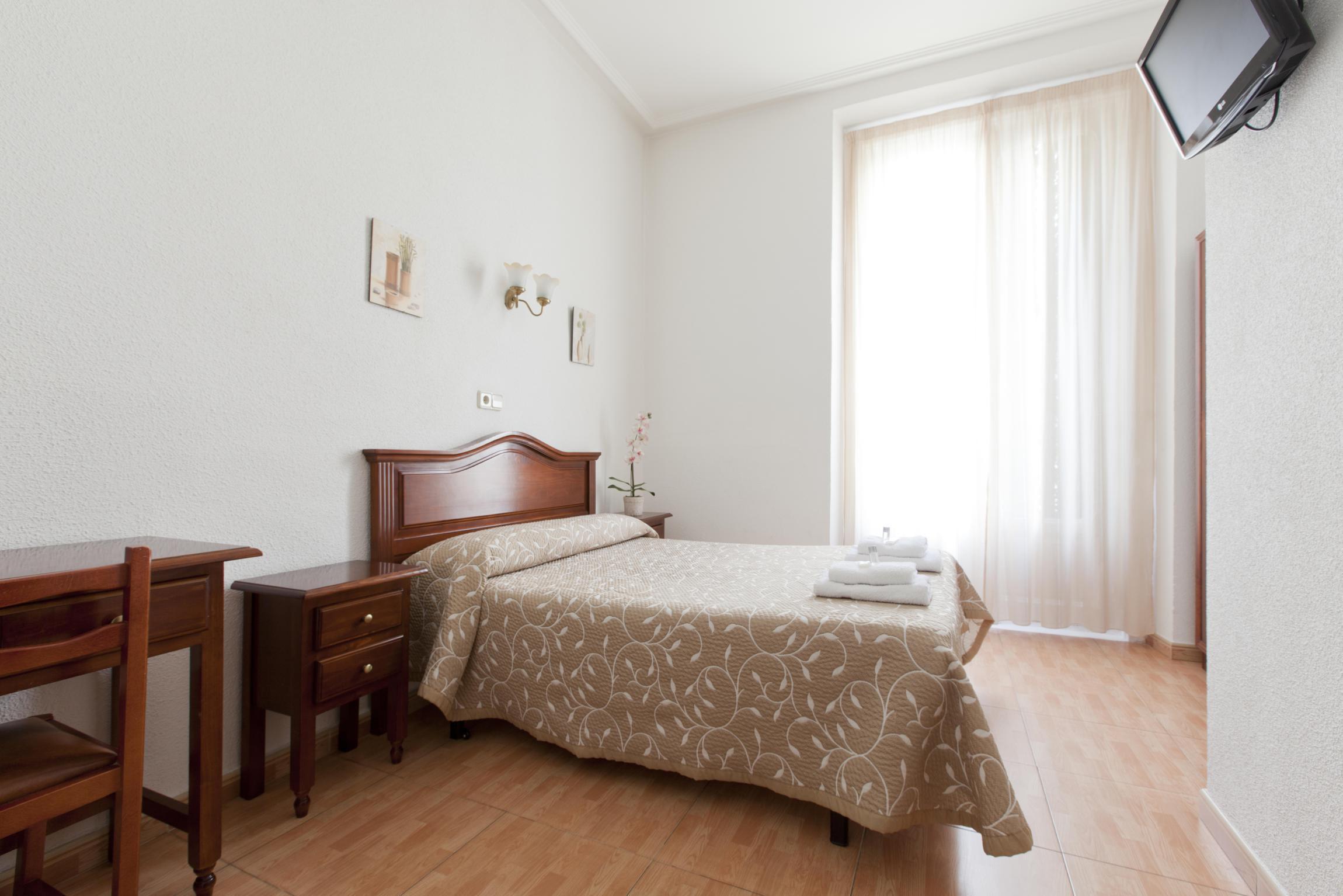 Hostal Condestable Madrid Exterior photo