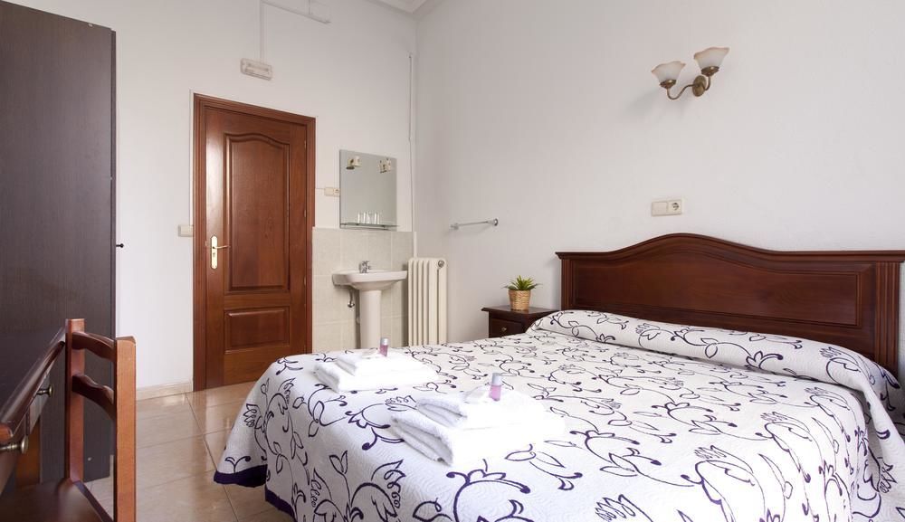 Hostal Condestable Madrid Exterior photo