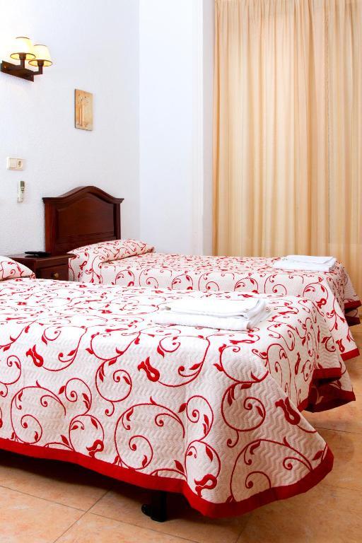 Hostal Condestable Madrid Exterior photo